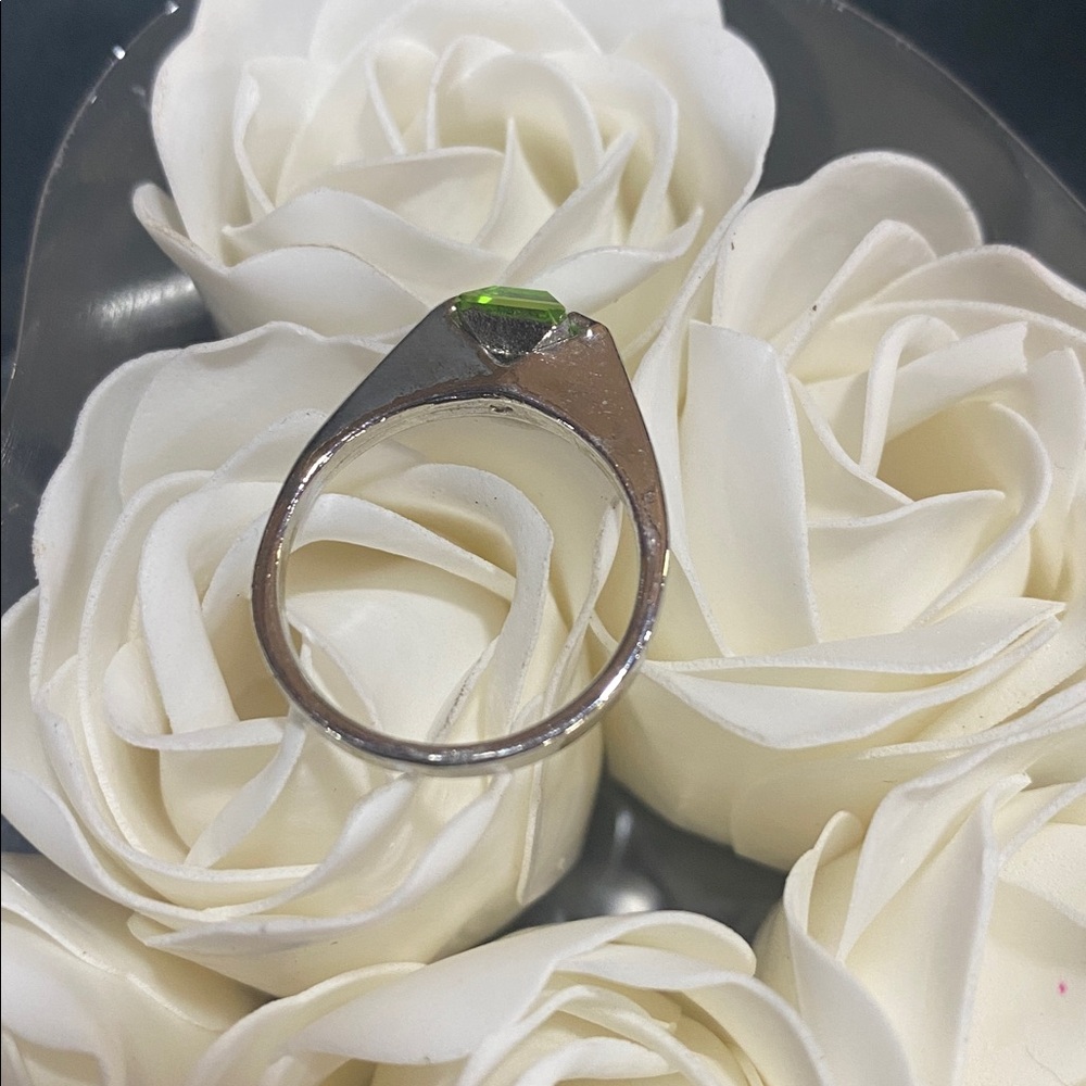 Size 7 Green Stone Costume Ring - Picture 2 of 3